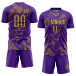 Maillot de football personnalisé violet à lignes dorées et noires, courbure violette, uniforme de football à sublimation, ancien