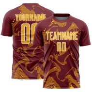 Maillot de football personnalisé à sublimation dorée et blanche bordeaux avec lignes courbes sportives