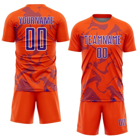 Maillot de football personnalisé violet et blanc, lignes orange et courbes uniformes, sublimation