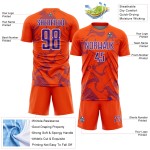 Maillot de football personnalisé violet et blanc, lignes orange et courbes uniformes, sublimation