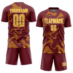 Maillot de football personnalisé à sublimation dorée et blanche bordeaux avec lignes courbes sportives